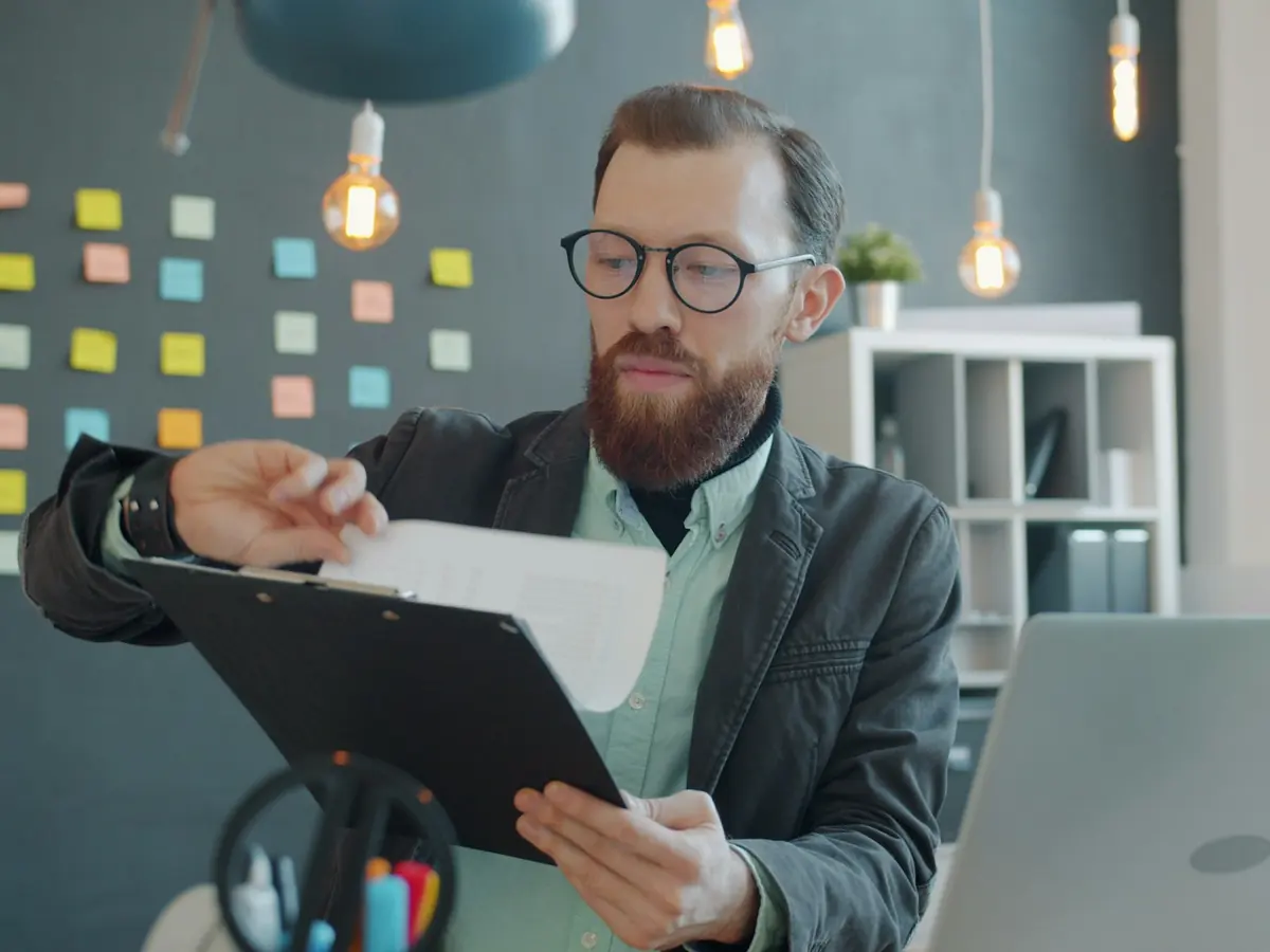 Employé qui révise des documents à son poste de travail