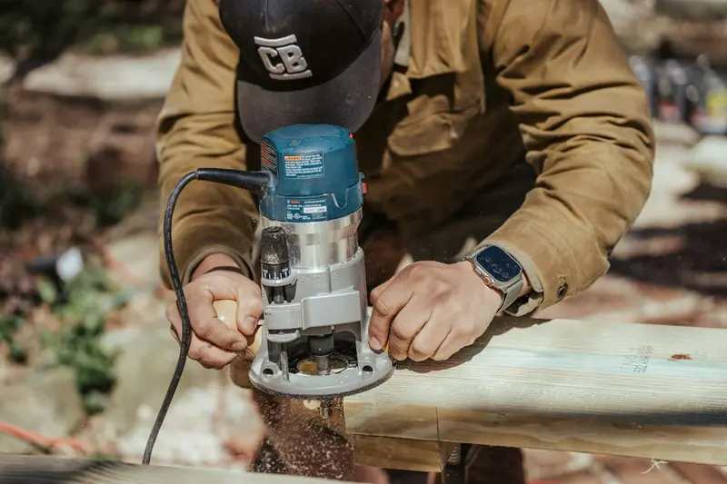 Menuisier qui travaille le bois avec une toupie sur un chantier