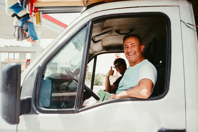Entrepreneur au volant de sa camionnette, entre deux clients